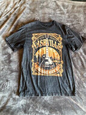 Like New Lotus Fashion Nashville Tee Size Medium